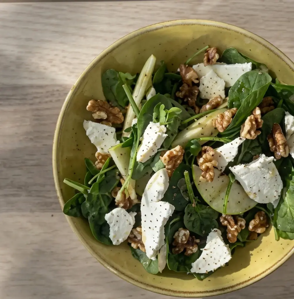 Ensalada de espinacas, manzana, nueces y queso de cabra (150gr.)