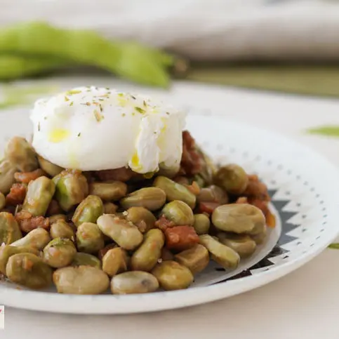 Habas con jamón y huevo poché (150gr.)