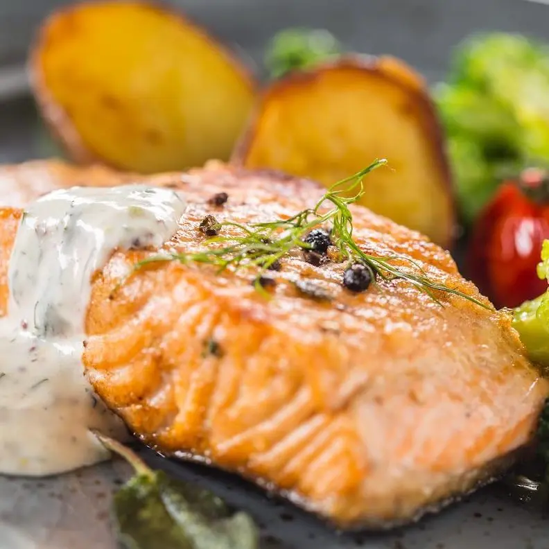 Salmon con salsa de eneldo y asado de verdura (250gr.)