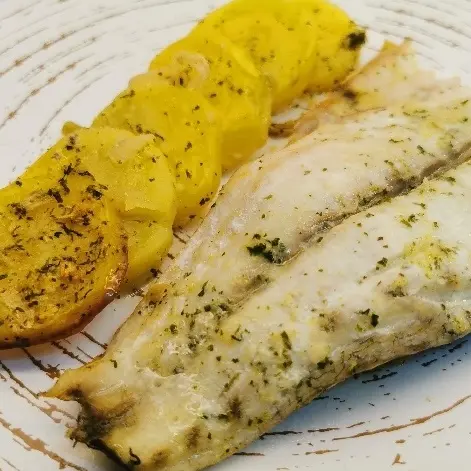 Corvina al horno con salsa verde cítrica y patatas (280gr.)